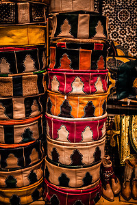 摩洛哥皮革工厂的包袋 钱包 帽子和其他产品 6结盟露天麦地摊位凉鞋配饰店铺材料旅行拖鞋图片