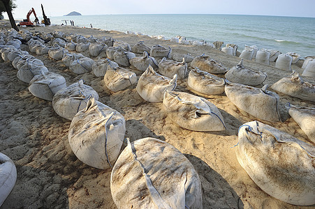 泰国南部海滩上的沙袋 以防范以下情况的影响海洋房子天空侵蚀阳光冲浪图片