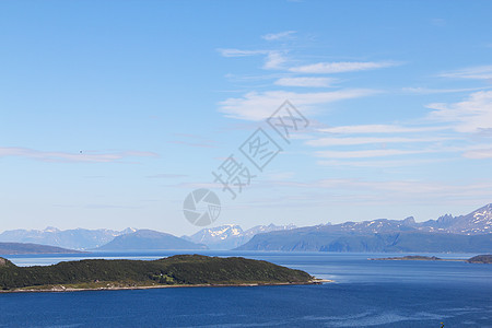 挪威北部地貌景观海洋峡湾海岸旅行石头海岸线全景山脉港口蓝色图片