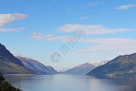 Fjord和山山晴天丘陵风景旅行山峰山脉全景蓝色峡湾海岸图片