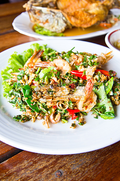传统泰国食物烹饪油炸海鲜午餐洋葱餐厅美食辣椒叶子猪肉图片
