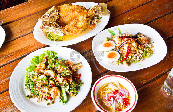 传统泰国食物烹饪草本植物柠檬叶子洋葱午餐油炸海鲜盘子胡椒图片