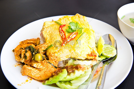 辣鸡咖喱和煎蛋卷加茉莉米饭香菜美食食物草本植物胡椒黄瓜盘子辣椒桌子午餐图片