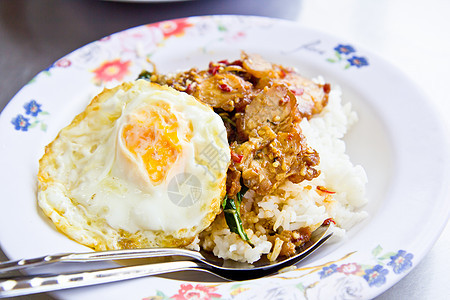 辣猪肉 炒鸡蛋和大米盘子绿色餐厅花生白色美食油炸土豆营养午餐图片