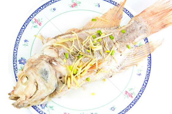 蒸鱼姜 在美丽的板盘上 与白色的背面隔绝鱼片道具大豆烹饪岩石美食香料洋葱餐厅海洋图片