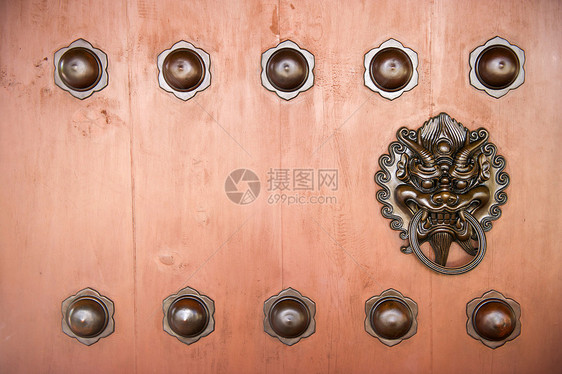 香港Nennery寺庙的吊门敲铁门把手狮子环金属怪物入口金属图片