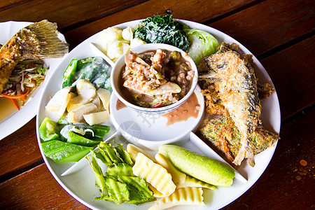传统泰国食物胡椒猪肉文化叶子沙拉草本植物美食蔬菜餐厅盘子图片