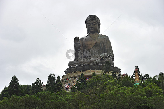 天田佛世界最高的户外高处 坐着铜布信仰佛教徒精神游客旅行吸引力唤醒冥想宗教地标图片