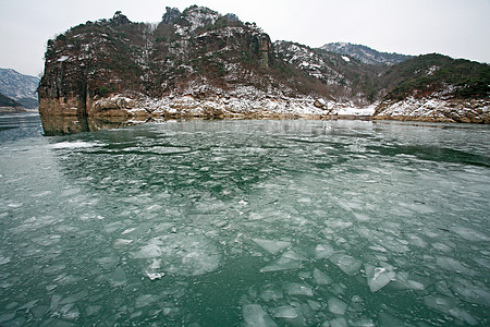 冬季风景 湖面覆盖着冰冻的南朝鲜公园蓝色旅行环境旅游季节性天空天气图片