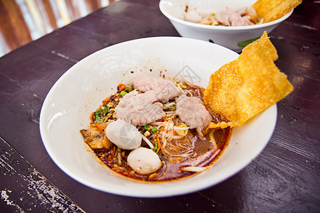 热辣的面条汤和鱼球风格美食餐厅猪肉旅游豆芽盘子食物筷子胡椒图片