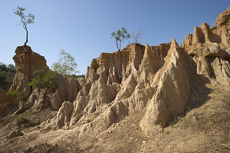 自然而然的雨水和风雨土壤侵蚀 南特天空历史石头黏土爬坡砂岩旅游洞穴场景石灰石图片