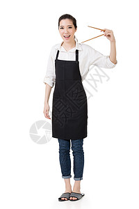 年轻的亚洲家庭主妇拿着筷子工具车工厨房美丽姿势女性厨具女孩闲暇围裙图片