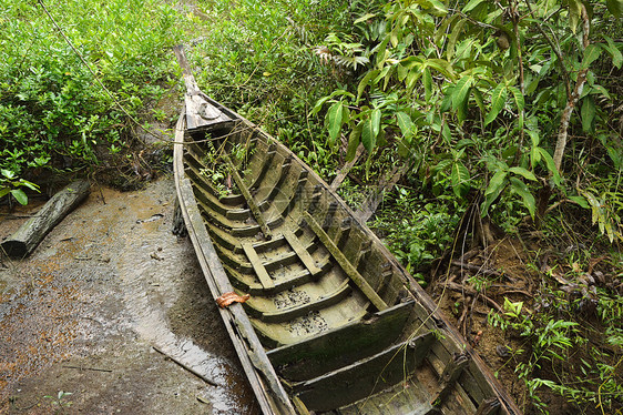 泰国克拉比的红树林里的老船绿色场景旅行照片太阳公园红树蓝色热带航海图片