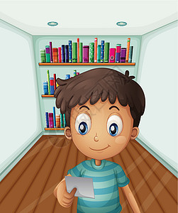 一个在书架前的男孩子图片