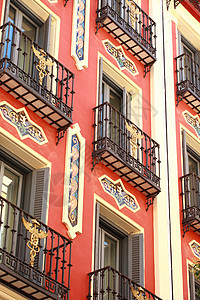 西班牙的地中海建筑 马德里的旧公寓楼街道天空阳台奶奶观光中心旅游建筑学窗户旅行图片