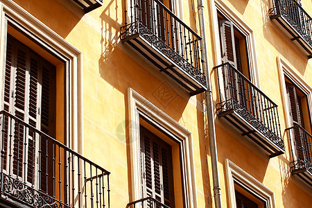 西班牙的地中海建筑 马德里的旧公寓楼窗户旅行奶奶阳台玻璃旅游中心城市建筑学市长图片