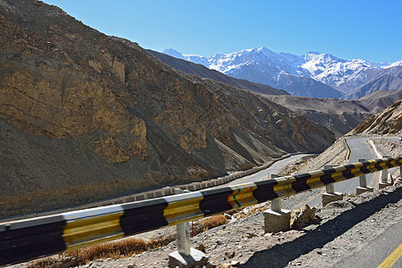 穿过美丽的L山的隔离墙路经过了L号美丽山丘流动墙纸旅游森林溪流游客远足晴天叶子旅行图片