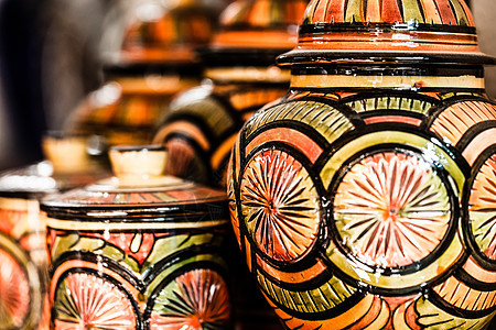当地街道上传统的摩洛哥陶瓷土器购物装饰陶器店铺马赛克花瓶市场做工商品厨房图片