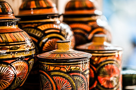 当地街道上传统的摩洛哥陶瓷土器摊位餐具商品购物店铺市场陶器装饰麦地杯子图片