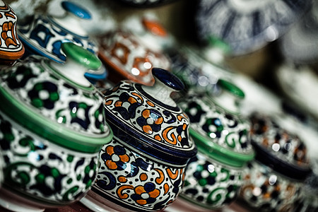 当地街道上传统的摩洛哥陶瓷土器厨房装饰市场店铺商品纪念品盘子马赛克工艺文化图片