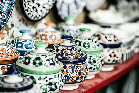 当地街道上传统的摩洛哥陶瓷土器杯子盘子团体花瓶文化购物装饰马赛克麦地摊位图片
