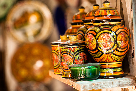 当地街道上传统的摩洛哥陶瓷土器餐具文化市场厨房装饰风格团体商品麦地花瓶图片
