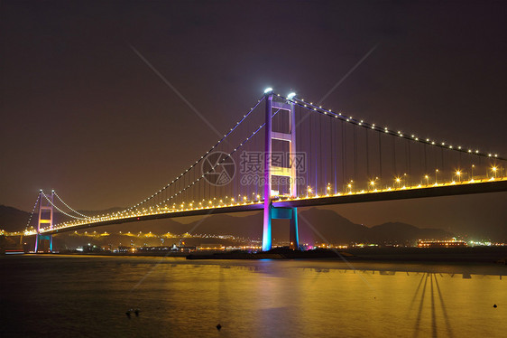 夜间在香港的停泊桥城市海洋旅行青马场景电缆地标蓝色建筑学天空图片