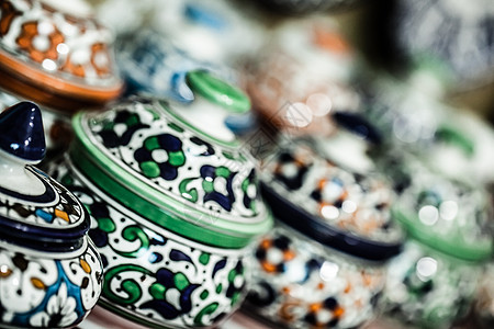 当地街道上传统的摩洛哥陶瓷土器购物纪念品市场厨房艺术商品风格装饰摊位陶器图片