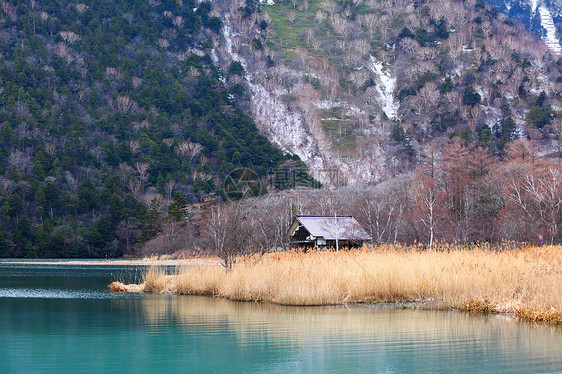 带木屋的美丽湖图片