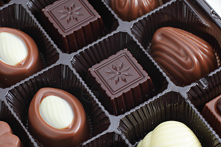 巧克力盒甜点白色礼物牛奶宏观糖果黑色盒子美食食物图片
