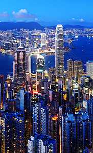 香港晚上的天线商业市中心摩天大楼建筑学城市顶峰蓝色地标景观港口图片