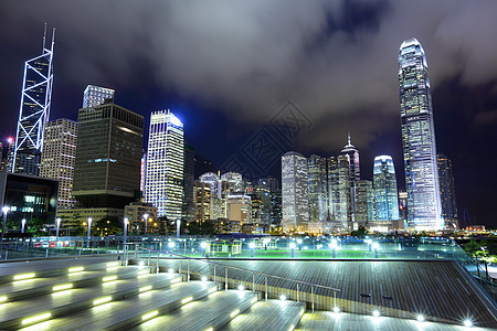 晚上在香港商业区过夜金融海岸线公园建筑学人行道景观城市市中心娱乐木头图片