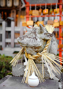 日本寺庙的石牛雕像高清图片