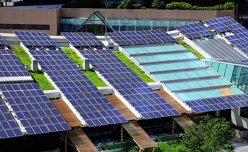 屋顶上的太阳能电池板绿色活力花园天空蓝色植物力量细胞房子环境图片