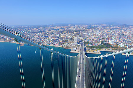 从上到下望见神户的桥支撑海景海峡天空电缆运输海岸线建筑旅行天线图片
