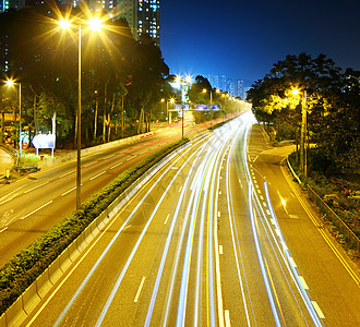 夜间有公路交通轨迹图片