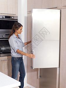 女人看着冰箱的VY图片