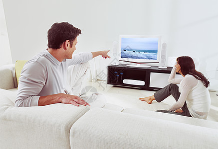 在沙发上和在电视上观看的情侣图片