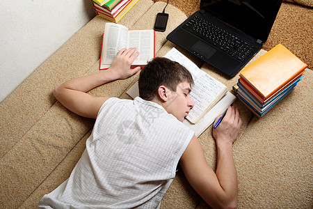 学习后睡觉的青少年电脑学生男人倦怠沙发睡眠青年男性教育图片