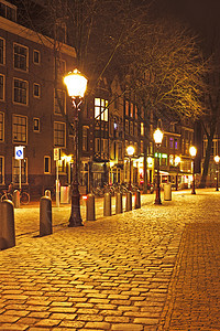 荷兰阿姆斯特丹的中世纪街 晚上前图片