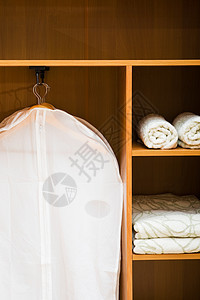 衣服和毛巾木头衣架抽屉卧室案件房间衬衫纺织品店铺架子图片