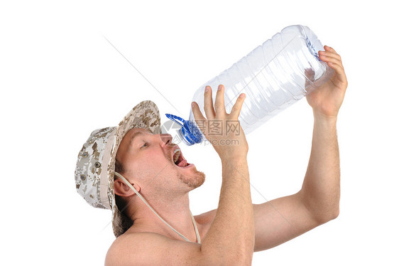 青年男子喝空瓶酒图片