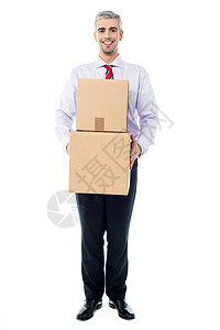 长着一大堆箱子的帅男男子纸板男性包装工作男人员工服装导游顾问快乐图片