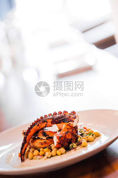 与Chickpeas一起烹饪的八花板海鲜触手沙拉桌子章鱼美食餐厅盘子食谱动物图片