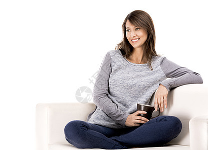 喝杯咖啡放松一下全身沙发女士休息思考女孩白色安详黑发房子图片