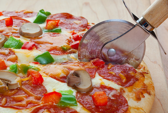 切披萨宏观用具服务脆皮午餐香肠馅饼胡椒小吃食物图片