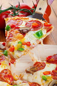 披萨比萨时间香肠馅饼用具服务胡椒脆皮食物小吃宏观午餐图片