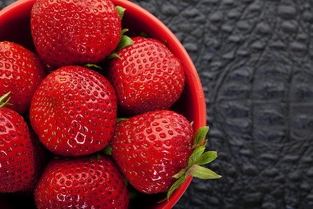 草莓碗飞沫营养食物红色水果背景健康浆果质感黑色图片