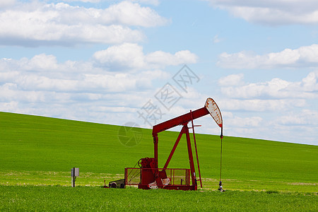 红纸牌石油爬坡天空活力气体管道晴天场地抽油机汽油图片