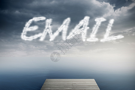 电子邮件对抗海洋上阴云的天空图片